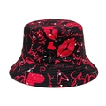 Détail du chapeau bob réversible avec imprimés lèvres rouges et graffitis sur tissu noir - M (56-58cm) / Imprimé Lèvres Noir