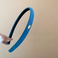 Détail d'un serre-tête en velours bleu avec plaque Love et doublure antidérapante - Bleu clair