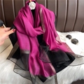 Elegante bufanda de lana de seda magenta y negra con borde metálico dorado para mujer - Patchwork Magenta y Negro