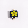Dettaglio del ciondolo a fiore quadrato in smalto blu con asola in metallo dorato - Base Blu Scuro Fiore Giallo Centro Rosso Punti Bianchi (Stile 10)
