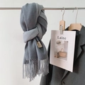 Écharpe dégradée bleu-gris au toucher cachemire avec franges sur fond de costume - Gris Foncé Gris Clair