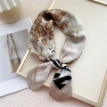 Foulard en soie beige à imprimé léopard et motifs géométriques avec un nœud élégant - Quadrillage Zèbre Bord Kaki Clair
