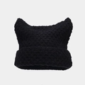 Gros plan du bonnet tricoté noir épais avec oreilles de chat et texture rayée - Taille unique / Noir