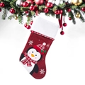 Gros plan d'une chaussette de Noël pingouin rouge suspendue à des branches de sapin - Pingouin