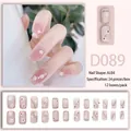 Unghie finte rosa nude con decorazioni floreali bianche e dettagli dorati lucidi - D089 (Tipo Colla)