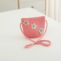 Sac bandoulière rose en paille tressée pour fille avec trois fleurs en dentelle et breloques - Sac - Rouge pêche