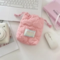 Dettaglio della custodia trapuntata rosa con coulisse per fotocamera e protezione - Nuvola rosa trapuntata