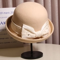 Elegante sombrero cloche de lana beige con lazo de satén, perlas y encaje en soporte - M (56-58cm) / Camello Claro