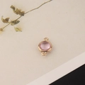 Nahaufnahme von hellrosa Kristallanhänger mit vergoldeten Doppelösen für Schmuck - 1 Stück / Hellrosa