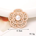 Détail macro de la breloque fleur de perle avec dimensions 4.5cm et 19.5g pour bijoux DIY - D1939 Fleur de Perle Ajourée Blanche