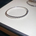 Detailopname van zilverkleurige hartvormige armband met zirkonia en zijdelingse scharnier - Continu Hart Zirkonia (2#) / Zilver