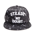 Dettaglio del ricamo bianco STEADY NO DOUBT su un cappello hip-hop con motivo marmorizzato - Nero