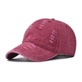 Gorra de béisbol de algodón lavado burdeos desgastada con detalles rotos vista en un ángulo de 45 grados - Ajustable / Rojo Vino Lavado Desgastado