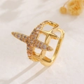 Detailansicht eines goldenen Seestern-Rings mit Zirkonia-Pflaster und hohlem Design - Vierzackiger Stern-Stil (A-957)