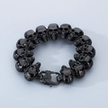 Detailaufnahme eines schwarzen Totenkopf-Armbands aus poliertem Edelstahl im Punk-Stil - Schwarz / 22cm