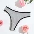 Détail d'un string en coton gris côtelé avec taille élastique noire sur fond blanc épuré - S (30) / Gris clair