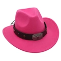 Detail eines Western-Cowboyhuts mit Bullenkopf-Silberschnalle und Sternnieten am Lederband - Einheitsgröße / Fuchsia