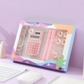 Set de papelería rosa con mini calculadora, bolígrafos y clips en tonos macarrón - Rosa Sakura