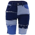 Pantaloncini di jeans patchwork da donna con bordi sfilacciati e vita media su bianco - S / Blu Denim