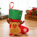 Detail von rotem Weihnachtsstrumpf mit 3D-Rentierpuppe und grünen Pailletten - Elch-Stil