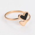 Dettaglio dell'anello a doppio cuore in oro rosa con smalto nero e finitura lucida - US 6 / Oro rosa