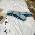 Sciarpa di peluche blu e blu scuro con motivo a fiocco su lenzuola bianche - Blu