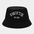 Detail der Swiftie Est.1989 Stickerei auf dem schwarzen Cord-Anglerhut Stoff - Schwarz