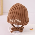 Dettaglio di un cappello in maglia marrone per neonati con ricamo BOSTON 1630 bianco e fiocco - 2-6 Anni (Elastico) / Caramello