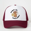 Détail de la casquette trucker bordeaux avec slogan Fueled by iced coffee et smiley - Taille unique / Bordeaux