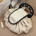 Cremeweiße Kosmetiktasche mit schwarzen YUMMY-Rundgriffen und eleganter Faltenoptik - Gebrochenes Weiß