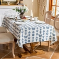 Détail de la nappe en coton et lin aux motifs floraux bleus avec d'élégants papillons - 140*260cm / Papillon Bleu Ourlet