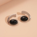 Dettaglio della trama in metallo argento attorno a una pietra ovale nera stile moderno - Set orecchini e collana / Argento