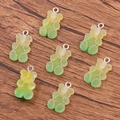 Pendentif ours dégradé jaune-vert en résine avec texture mate et anneau en métal - Ours Dégradé No.4