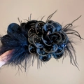 Detailansicht einer schwarzen Kamelien-Haarklammer mit Satinblüten, Strass und Federn - Schwarze Haarklammer