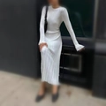 Elegante abito lungo bianco a coste con maniche lunghe in uno stile minimalista - 3XL / Girocollo / Bianco