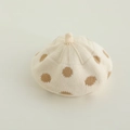 Dettaglio del berretto in maglia con pois marroni su lana bianco crema morbida - 2-4 Anni / Bianco Sporco