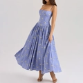 Détail de la robe midi florale lavande avec corsage bustier et imprimé marguerites - Bleu