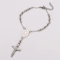 Detail van zilveren Sint-Benedictus rozenkrans armband met kruisbeeld en medailles - 18+3cm / Staalkleur