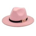 Dettaglio cappello fedora rosa con cinturino in pelle nera e fibbia a catena oro - Rosa