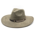 Detail eines moosgrünen Fedora aus Wildlederimitat mit Lederband und Metallnieten - Armeegrün