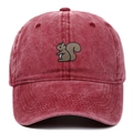 Detail der Eichhörnchen-Stickerei auf einer gewaschenen roten Vintage-Baseballkappe - Verstellbar / Burgunderrot