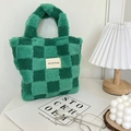 Borsa tote in peluche a scacchi verdi con manici morbidi su una scrivania minimalista - Scacchiera Verde