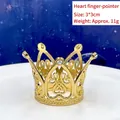 Dettaglio di un accessorio corona dorata a forma di cuore, 3x3cm, peso 11 grammi - Cuore Corona da Dito Oro