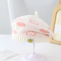 Détail d'un béret en tricot blanc avec motifs cœurs roses et étiquette couronne - 50-52cm (2-4 ans) / Blanc