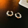 Orecchini a cerchio in argento minimalisti con texture lavica irregolare in finitura metallo - Argento