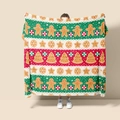Detalle del patrón de manta de franela con hombres de jengibre y árboles navideños - Estilo 51 (Navidad Verde Rojo Patrón Horizontal)
