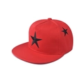 Dettaglio ravvicinato del ricamo a stella nera su cappellino in cotone rosso a tesa piatta - Rosso (Stella Nera)
