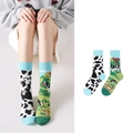 Asymmetrische Baumwollsocken mit Kuhmuster und ländlicher Weidelandschaft im Set - Kuhmuster Stil (1053)