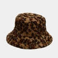 Primer plano de sombrero tipo pescador de pelo sintético con estampado de leopardo - M (56-58cm) / Camel (Leopardo)
