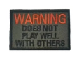 WARNING Taktischer Patch mit Stickerei DOES NOT PLAY WELL WITH OTHERS auf olivgrünem Grund - Warnung Spielt Nicht Gut Mit Anderen (Grün)